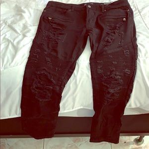 BLACK WITH DISTRESSED PARTS JEANS